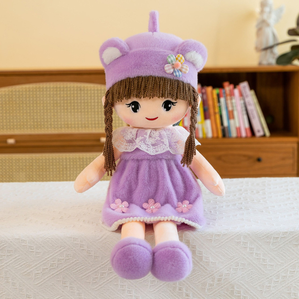 Měkká látková panenka Fialové šaty čepice s ušima 45 cm LEAN Toys — Detail panenky