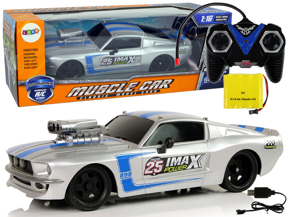 RC športové auto 1:16, strieborné s modrými pruhmi, na diaľkové ovládanie