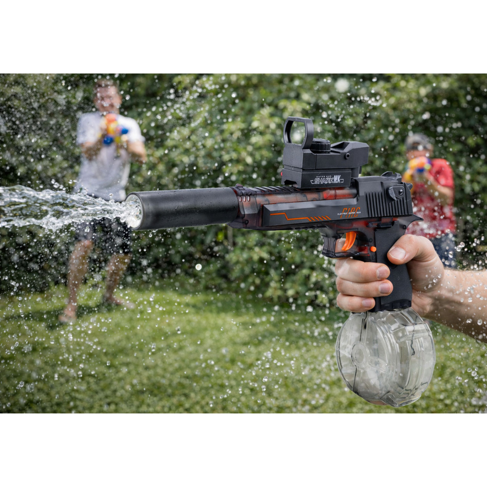 Vodní pistole LEAN Toys PhotonSplash s LED osvětlením a dosahem 8 m — V provozu